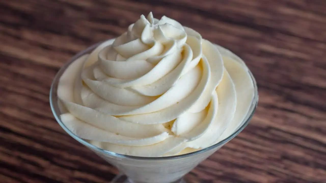 Konečne som našla recept na najdokonalejší UNIVERZÁLNY krém: Nevarí sa a dávam ho na každý zákusok!