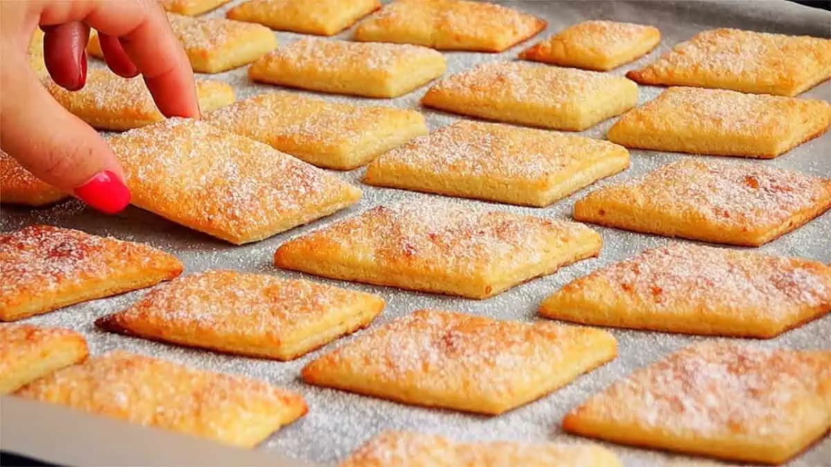 Pečiem už tretiu dávku a stále ich nemajú dosť: Mega chutné tvarohové koláčiky – miznú rovno z plechu, ešte horúce!