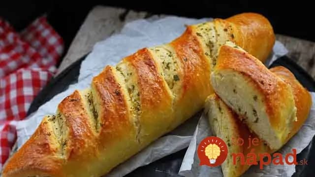 Nadýchaná cesnaková bagetka s bylinkami