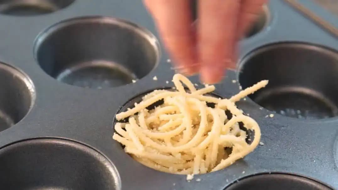 Formu na muffiny naplnila obyčajnými špagetami. Výsledok vás dostane!