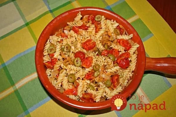 Rýchle cestoviny s mozzarellou, olivami a paradajkami