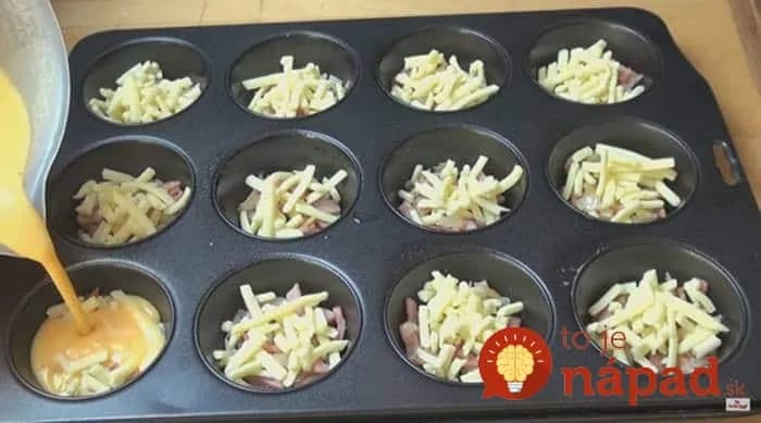 Raňajkové mini omelety z formy na muffiny: Keď to raz skúsite, už ich viac nebudete pripravovať na panvici!