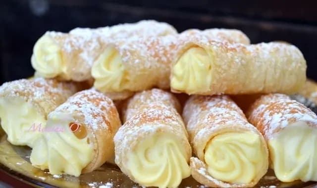 Mini-trubičky z lístkového cesta plnené vanilkovým krémom!