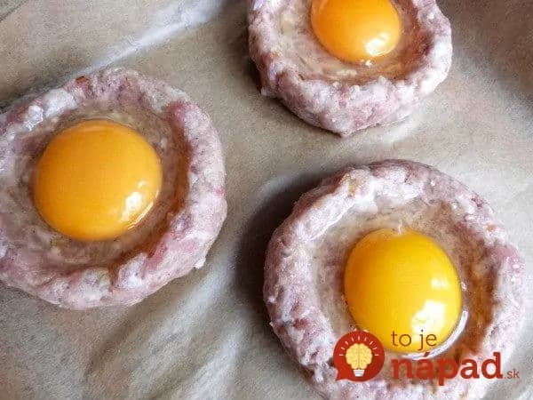 Namiesto pridávania vajec do mäsa, ich skúste jednoducho rozbiť na vrch: Tento nápad zmení spôsob, akým ste zvyknutí pripravovať fašírky!