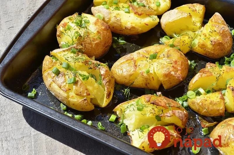 Keď budete nabudúce robiť zemiaky s cesnakom, nedávajte k nim strúčiky len tak: Skúste túto malú zmenu, lepšiu prílohu ste nejedli!