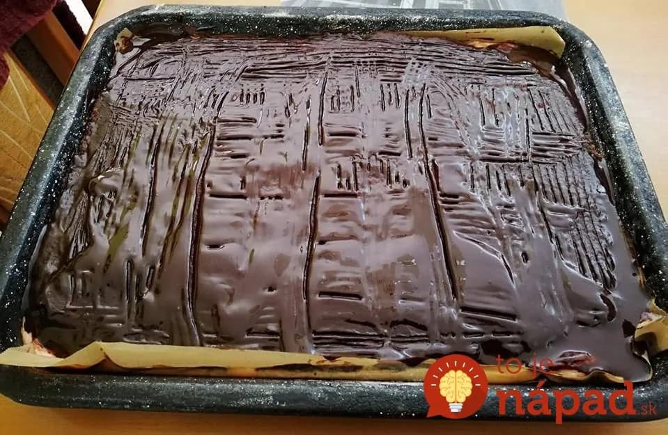 Jednoduchý koláč z kyslej smotany a pudingu: Ak máte doma 2 pudingové prášky a smotanu, určite ho skúste – chuť fantastická!