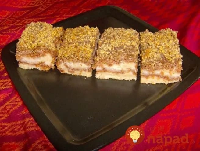 Môj prvý zázračný koláč z hrnčeka: Jablká, orechy a žiadne vajce – nasypete na plech a viac sa nestaráte!