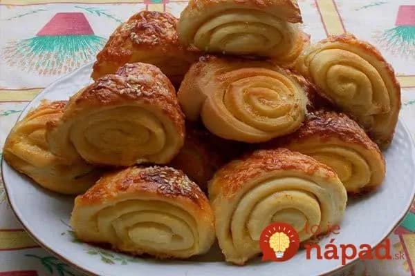 Cesnakové slimáky s kyslou smotanou: Neopísateľne chutné pečivo, tajomstvo je ukryté v tom úžasne jemnom ceste!