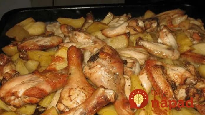 Zapečené zemiaky na plechu s kuracím mäsom, smotanou a cesnakom: Parádny obed bez roboty!