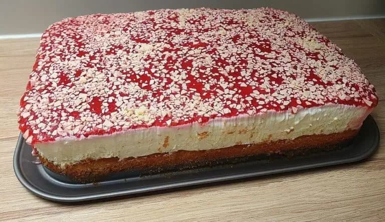Chutí úplne ako nanuková torta: Piškótová bomba s ovocím a čokoládou!