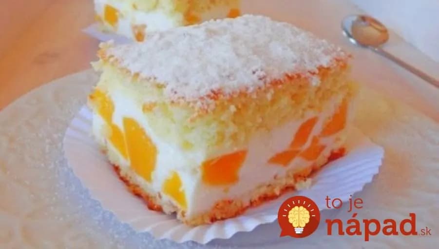 Ľahulinké piškótové rezy s broskyňami a božským krémom: Tento koláč schová do vrecka aj drahé zákusky, je vynikajúci!