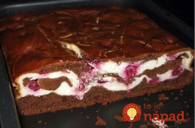 Tento koláč pobláznil všetky návštevy, rovno zdvojnásobte dávku: Tvarohovo-čerešňové brownies s úžasnou chuťou!