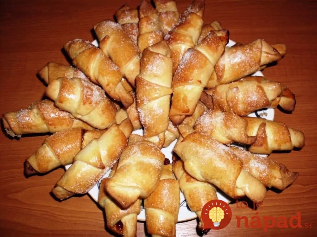 Úžasné jablkové rožteky zo šľahačkovej smotany: Cesto len z 3 prísad – nekysnú a hotové sú hneď!