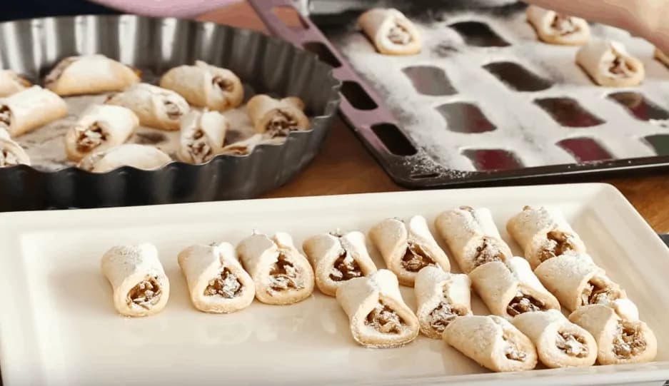 Jednoduchý a lacný recept na jablkové koláčiky, ktoré sa topia v ústach: Pečiem už tretiu dávku a stále ich nemáme dosť!