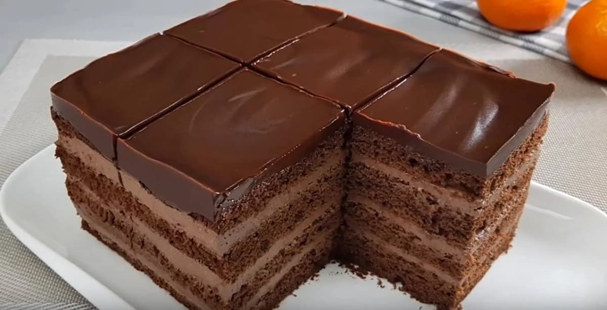 Tento čokoládový koláč je sen: Neuveriteľne jednoduchá príprava a máte dezert ako z luxusnej cukrárne!