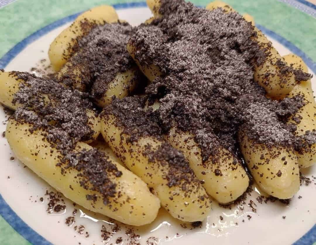 Toto je jedlo si pamätáte z detstva a budú ho zbožňovať aj vaše deti: Dokonalé zemiakové šúľance s makom a maslom!