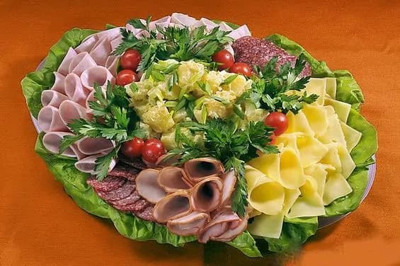 Toto ocení každý, kto chystá oslavu: 21 fantastických nápadov, ako naaranžovať studené misy – očaria každého!