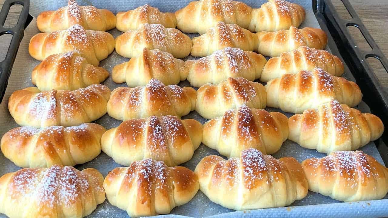 Hrnčekové krehké rožky z kyslej smotany s jablkovou plnkou: Najlepšie pečivo pod slnkom!