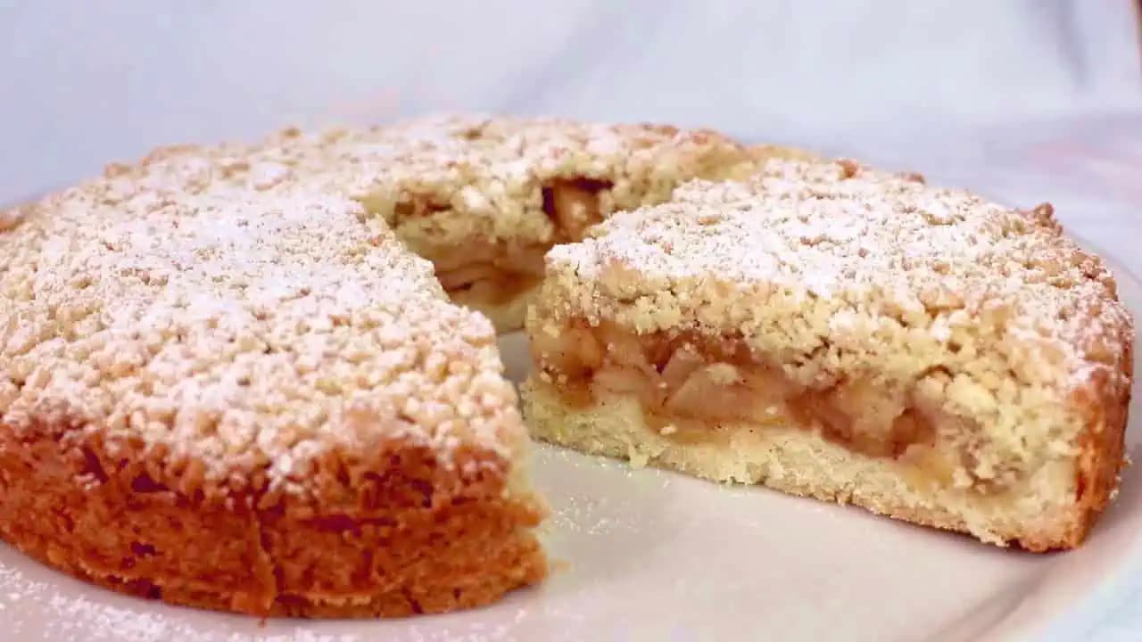 Ak milujete jablká, za týmto koláčom sa zbláznite: Veľmi jednoduchý drobenkový koláč s fantastickou chuťou!