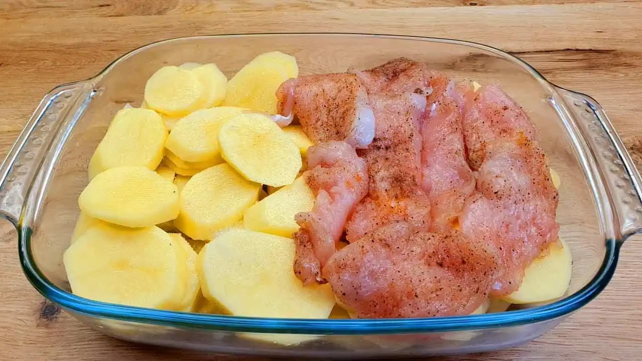 Kurací smotanový pekáč: Len zemiaky, kapusta, 6 plátkov mäsa a najlepšie papanie je na svete!