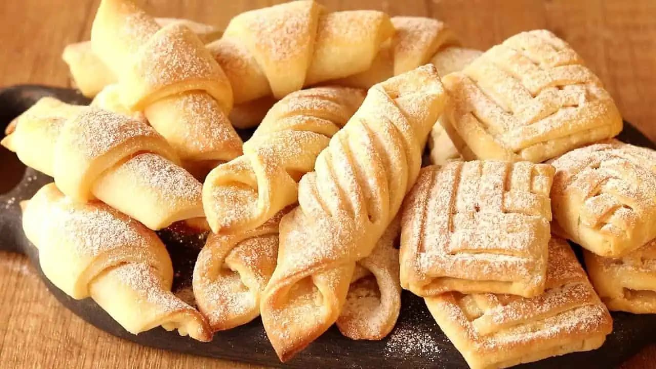 Z lístkového už nepečiem, toto je jednotka: Fantastické cesto z 1 kocky tvarohu – koláčiky vyzerajú ako z cukrárne a tá vôňa v kuchyni sa nedá opísať!