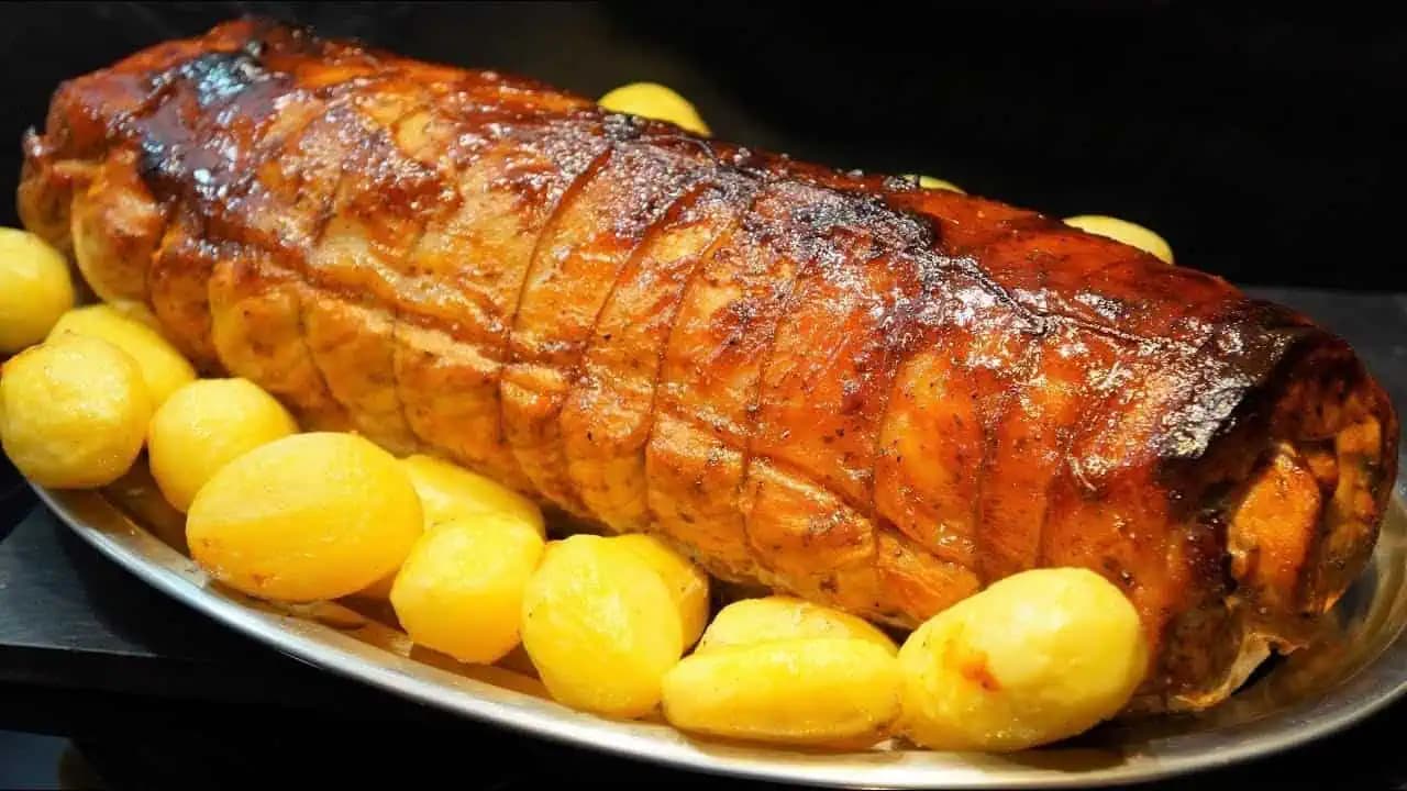 Kúpila som bravčové karé vcelku, plátky slaniny a upiekla túto roládu: Zbláznila sa do nej celá rodina!