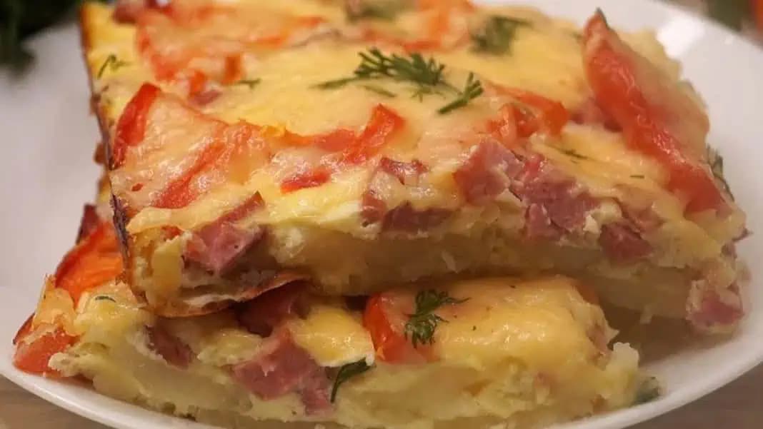 Jednoduchá a chutná večera zo 400 g zemiakov, 4 vajec, 200 g salámy, 150 g syra, cibule, paradajky a trochy mlieka!