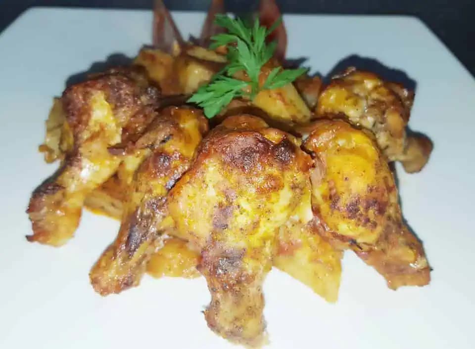 Teraz robím kuracie stehienka iba takto: Keď ich budete najbližšie piecť, vezmite obyčajný jogurt a syr – lepší recept nepoznám!