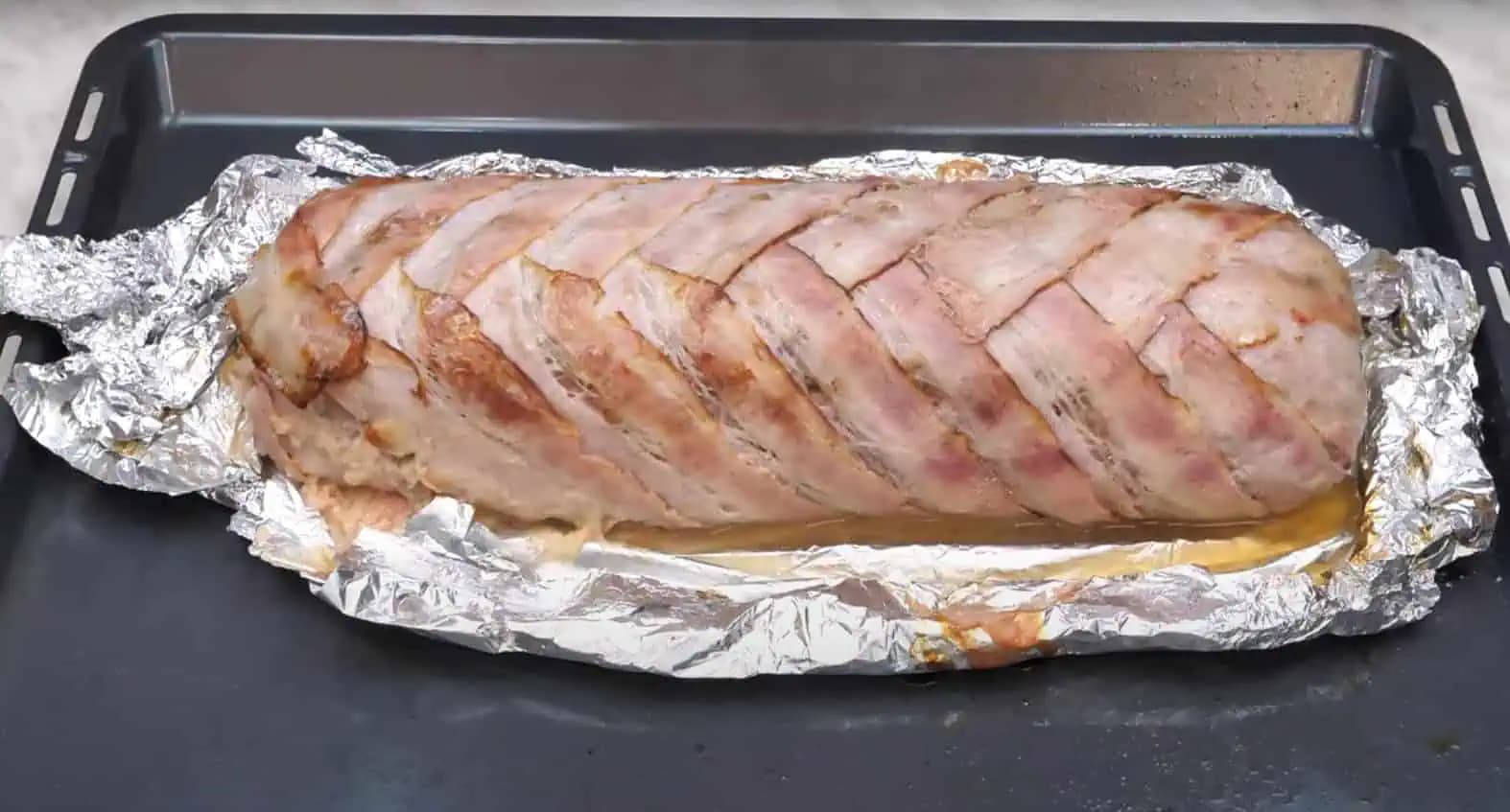 Kúpila som mleté mäso, syr, plátky slaniny a upiekla túto roládu: Zbláznila sa do nej celá rodina!