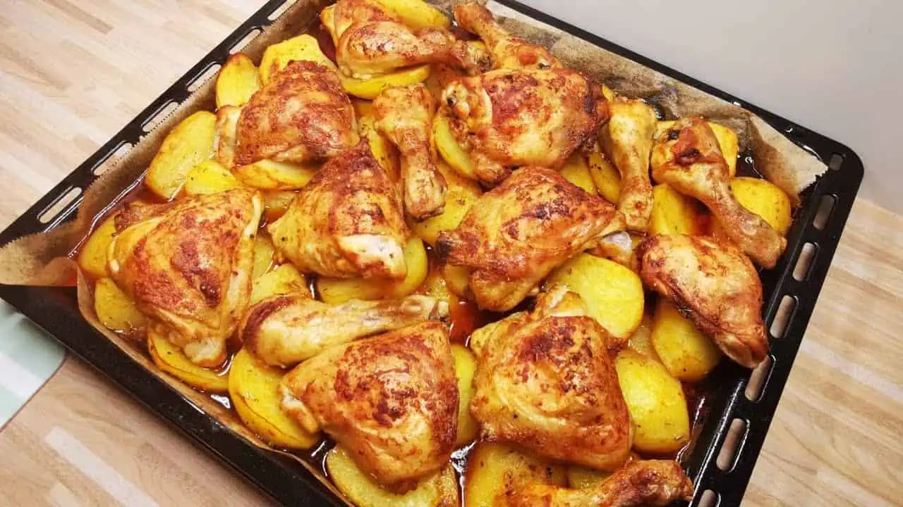 Zapečené kuriatko so zemiakmi a omáčkou na jednom plechu: Vynikajúci obed – TU je recept!