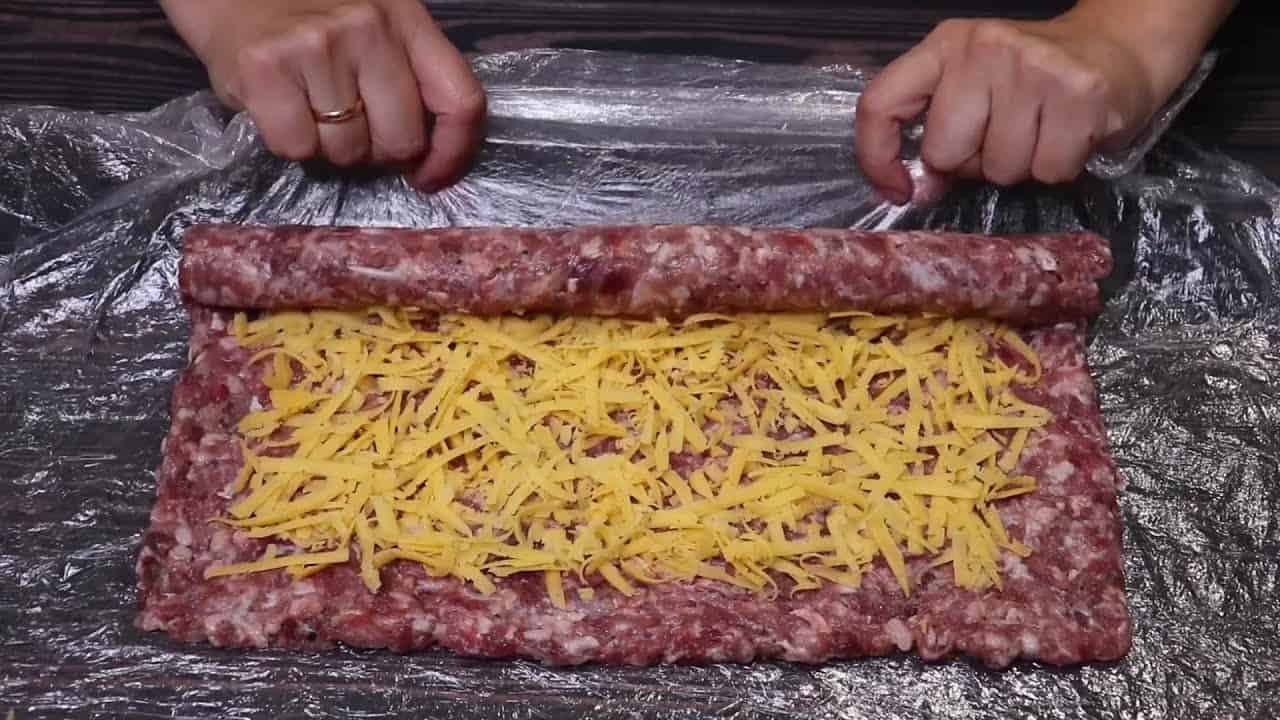 Originálny recept z mletého mäsa, ktorý bude milovať celá rodina: Zabudnite na klasické fašírky a vyskúšajte túto vysmážanú roládu v cestíčku – je to delikatesa!