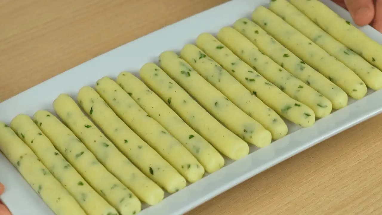 Ak máte doma zemiaky a kúsok syra, tieto tyčinky musíte vyskúšať!