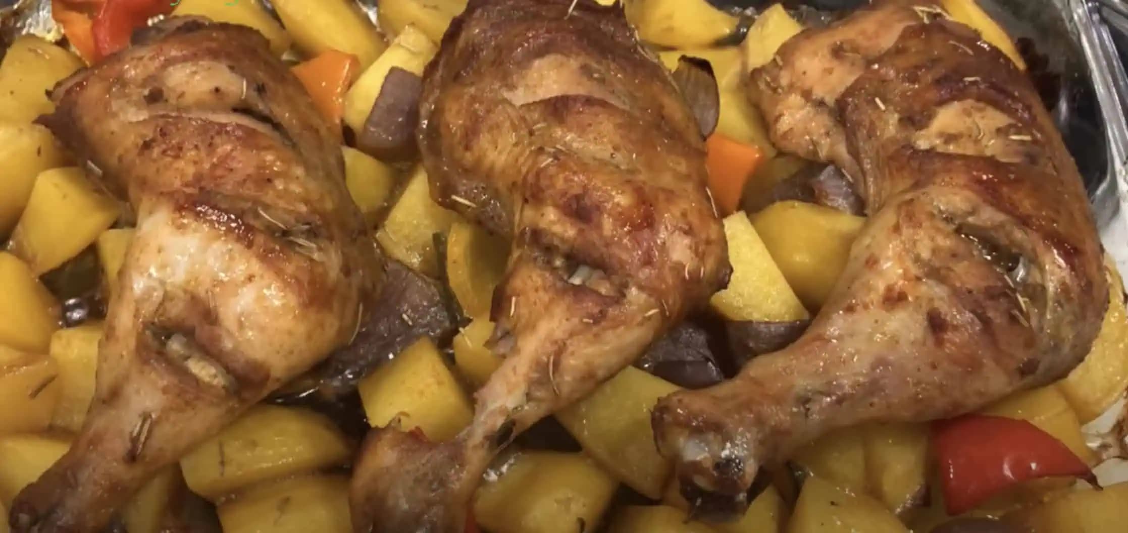 Mäsko a prílohu už nerobím zvlášť, všetci pýtajú len tento recept: SUPER chutné stehienka a zemiaky na jednom plechu!