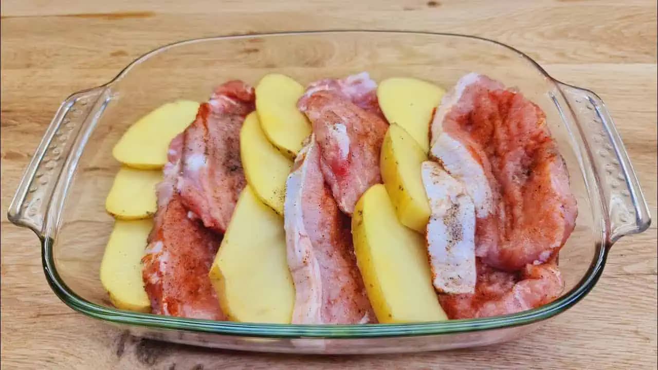 Výborné mäsko so zemiakmi z jednej misy: Obed bez zbytočnej námahy a bez zbytočného špinavého riadu!