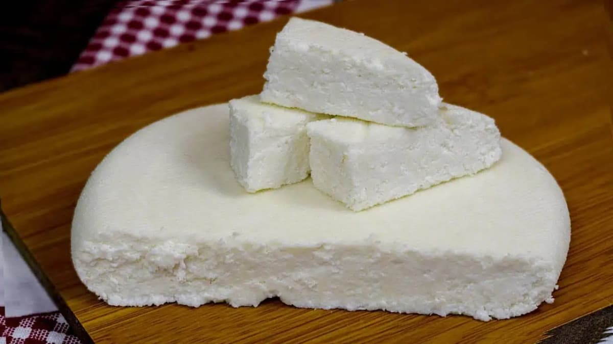 Zobrala som obyčajné mlieko, kvapku octu a vyrobila fantastický DOMÁCI SYR: Je tak výborný, že ho môžete hneď predávať!