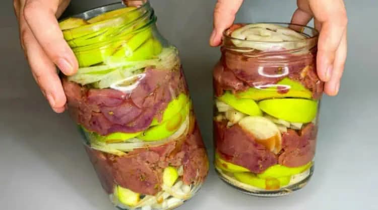 Najjemnejšia pečienka pečená s jablkami a cibuľkou: Takto ju naložte do pohárov, upečte a bude dokonalá!