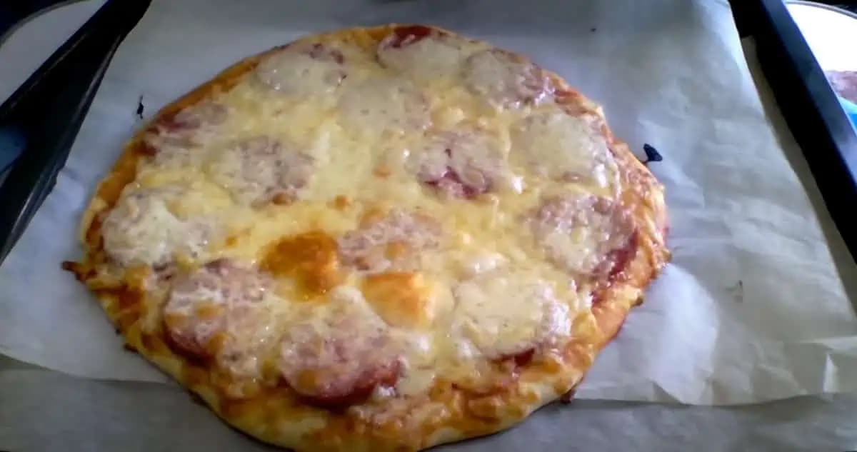 Vynikajúca pizza s tenkým cestom, pripravená s kefírom. Rýchly recept!