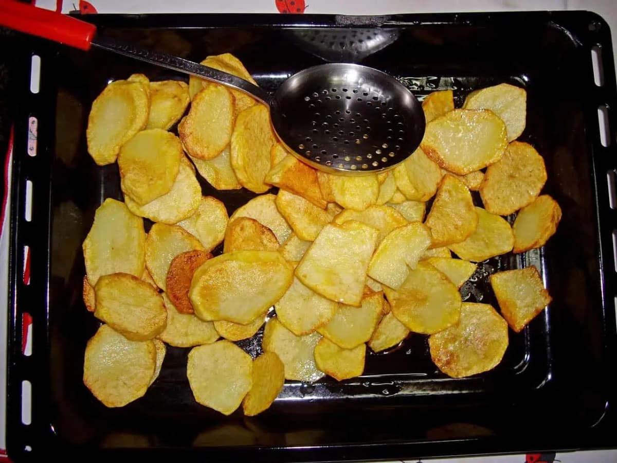 Toto je dôvod, prečo majú profi kuchári vždy dokonalé PEČENÉ ZEMIAKY: Dajte ich na plech takto, chutia ako z nóbl reštaurácie!