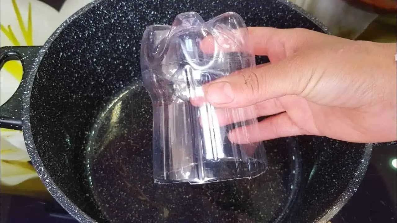 Ak máte doma prázdnu plastovú fľašu, použite ju na prípravu unikátneho sladkého nápadu: Je to bomba a nepotrebujete ani rúru!
