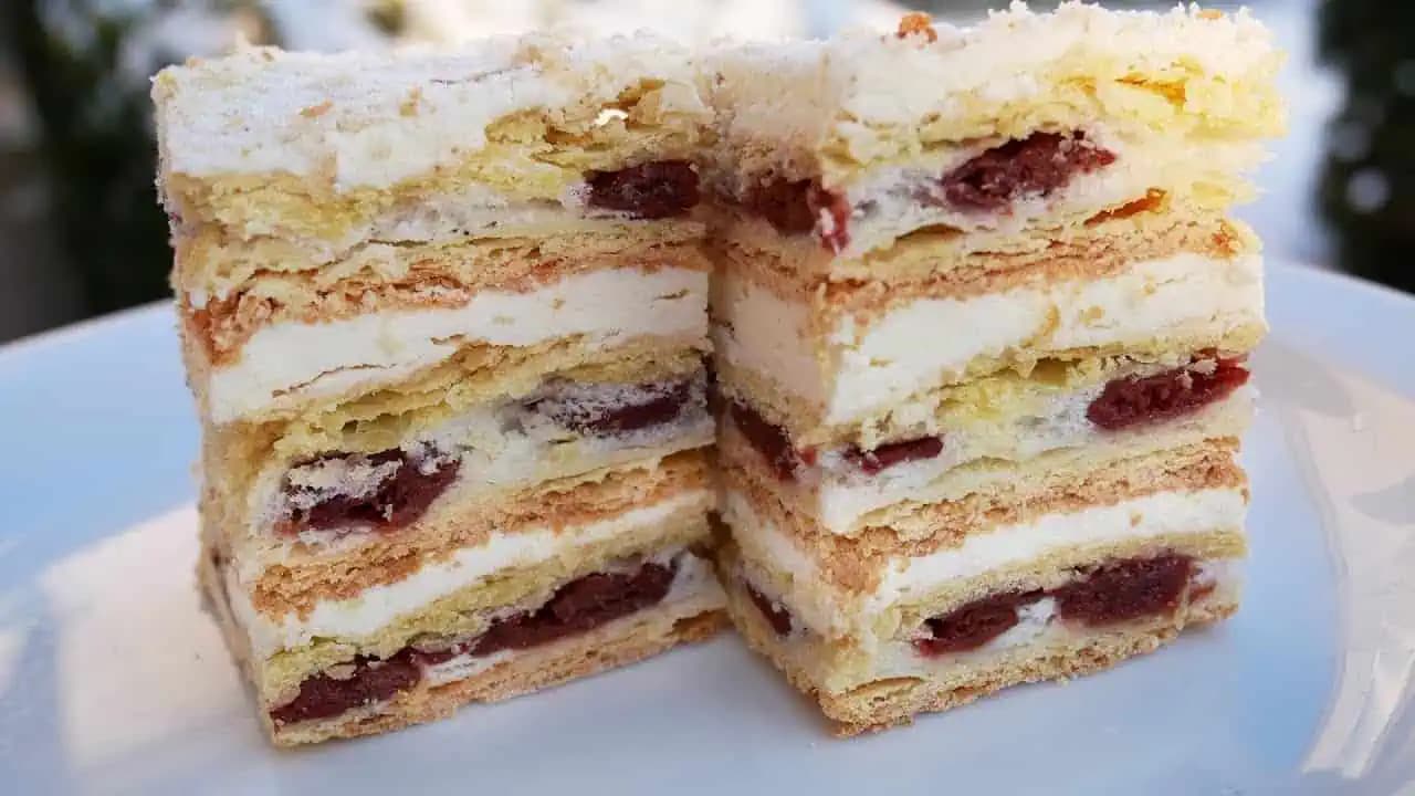 Recept na jemný čerešňový koláč s krémom!