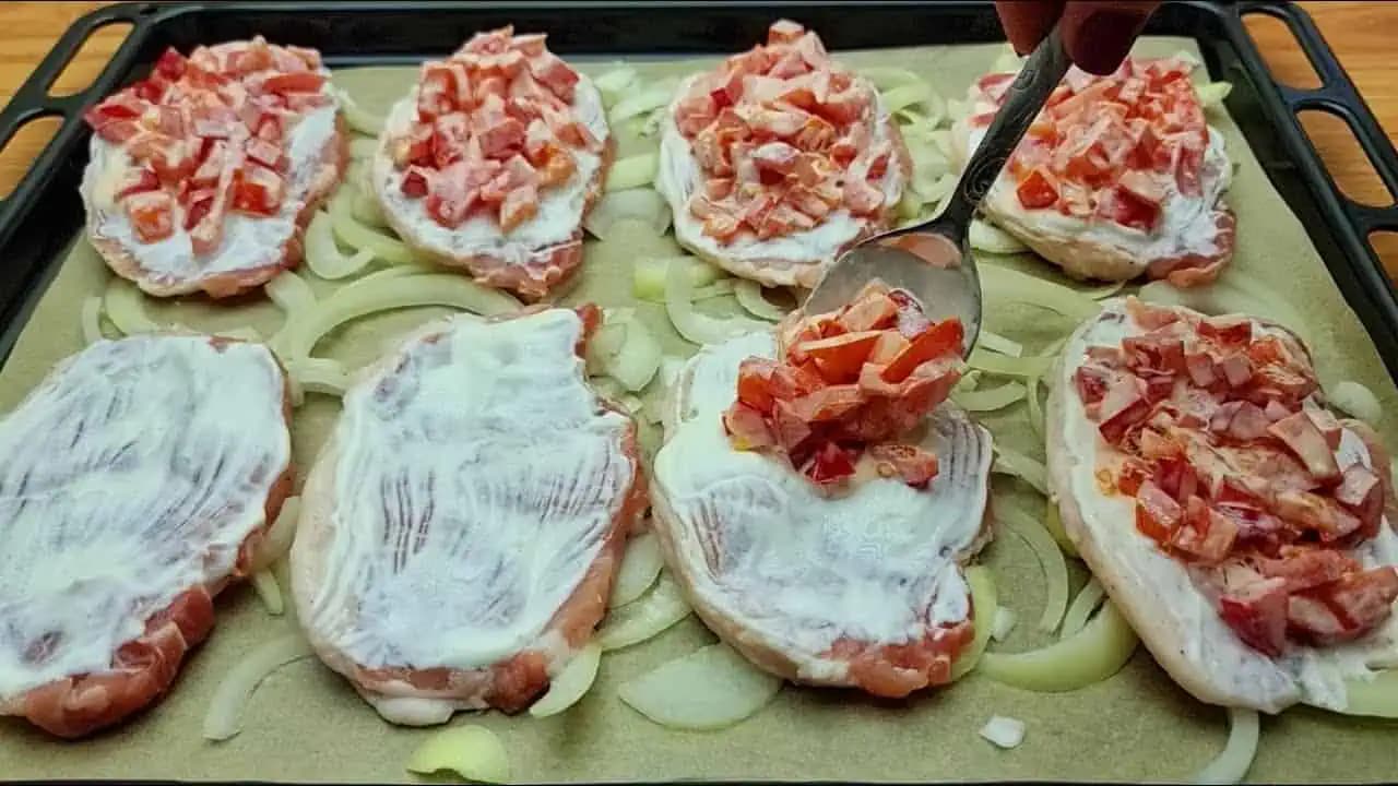 Lahodné obložené rezne na plechu: Slávnostné jedlo, ktoré si môžete dopriať aj v bežný deň!