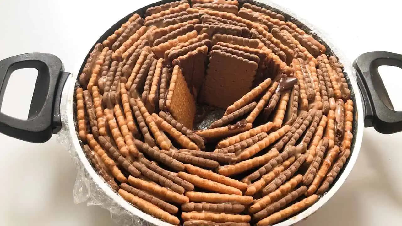 Úžasná torta z hrnca, na ktorú nepotrebujete formu, ani rúru: Či si ju pripravíte len tak, alebo niekomu na narodeniny, úspech bude zaručený!