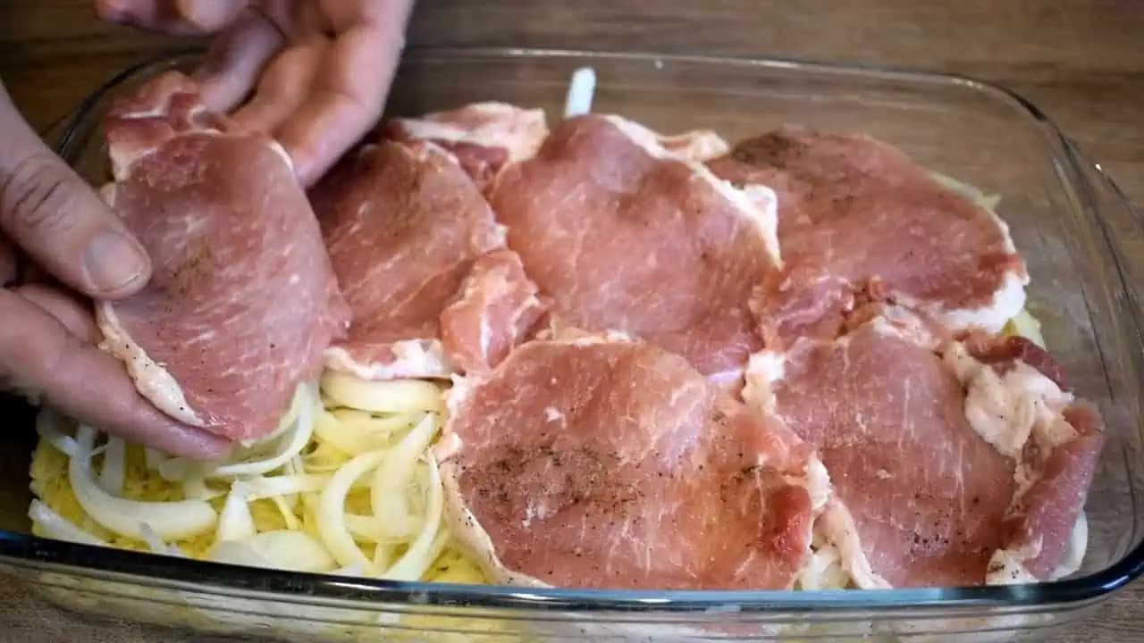 Také jednoduché a také chutné: Šťavnaté bravčové mäsko z rúry so smotanovo-syrovou omáčkou!