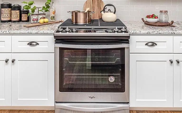 Fantastická pochúťka za pár drobných: Pečené zemiaky s cesnakom a jemne pikantnou kuracou pečeňou