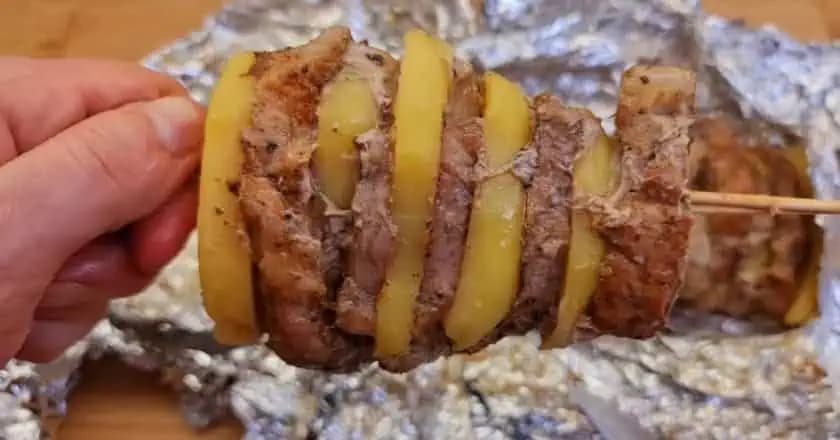 NIČ zo zemiakov a mäsa nechutí lepšie ako tieto šťavnaté ŠPÍZY: Len napichnite a pečte v rúre aj na grile!