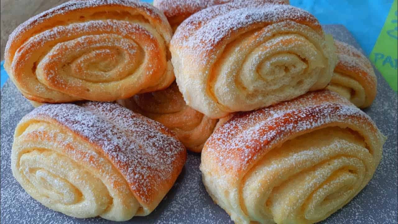 Toto už nie je len obyčajné sladké pečivo, ale skutočný dezert: Nadýchané slimáky z kysnutého cesta, plnené delikátnym krémom!