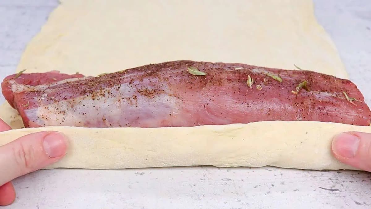 Bravčové mäso uložíme na lístkové cesto, zabalím a pečiem už LEN takto: Najjemnejšia rolka, zbláznila sa do nej celá rodina!