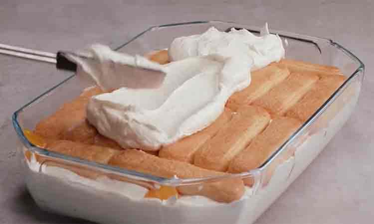 Nepečený ovocný koláč, hotový za necelých 10 minút. Rýchly recept na fantastický dezert z dlhých piškót!