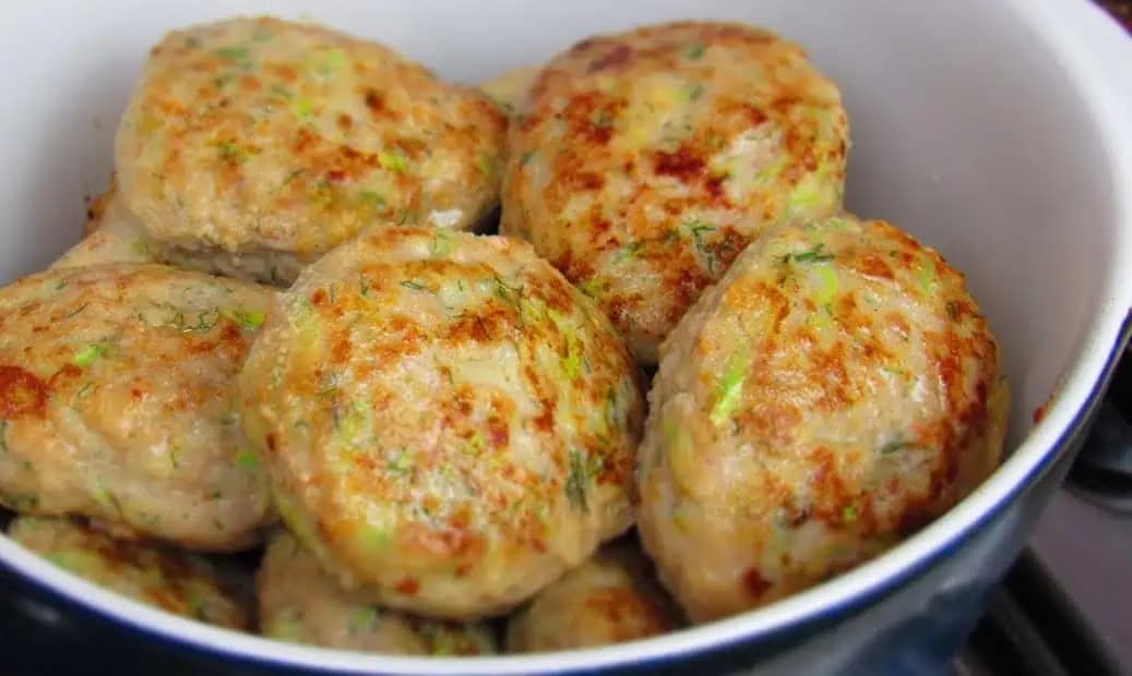 Báječné fašírky z mletého kuracieho mäsa a cukety: Sú veľmi chutné, jemné a obsahujú menej tuku, ako tie klasické!