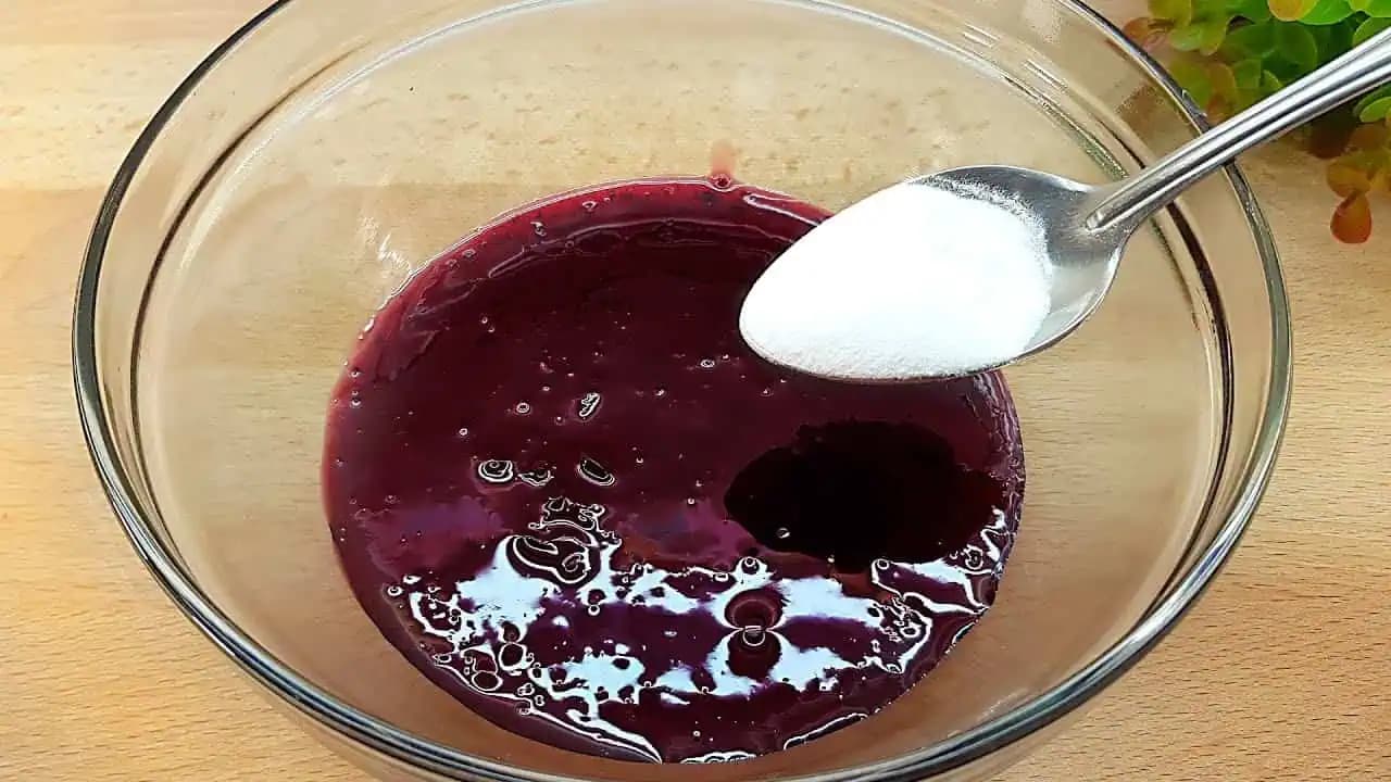 Zmiešajte sódu bikarbónu s džemom a výsledok vás ohromí: Základ na skvelý koláč, ktorý si obľúbi celá rodina!